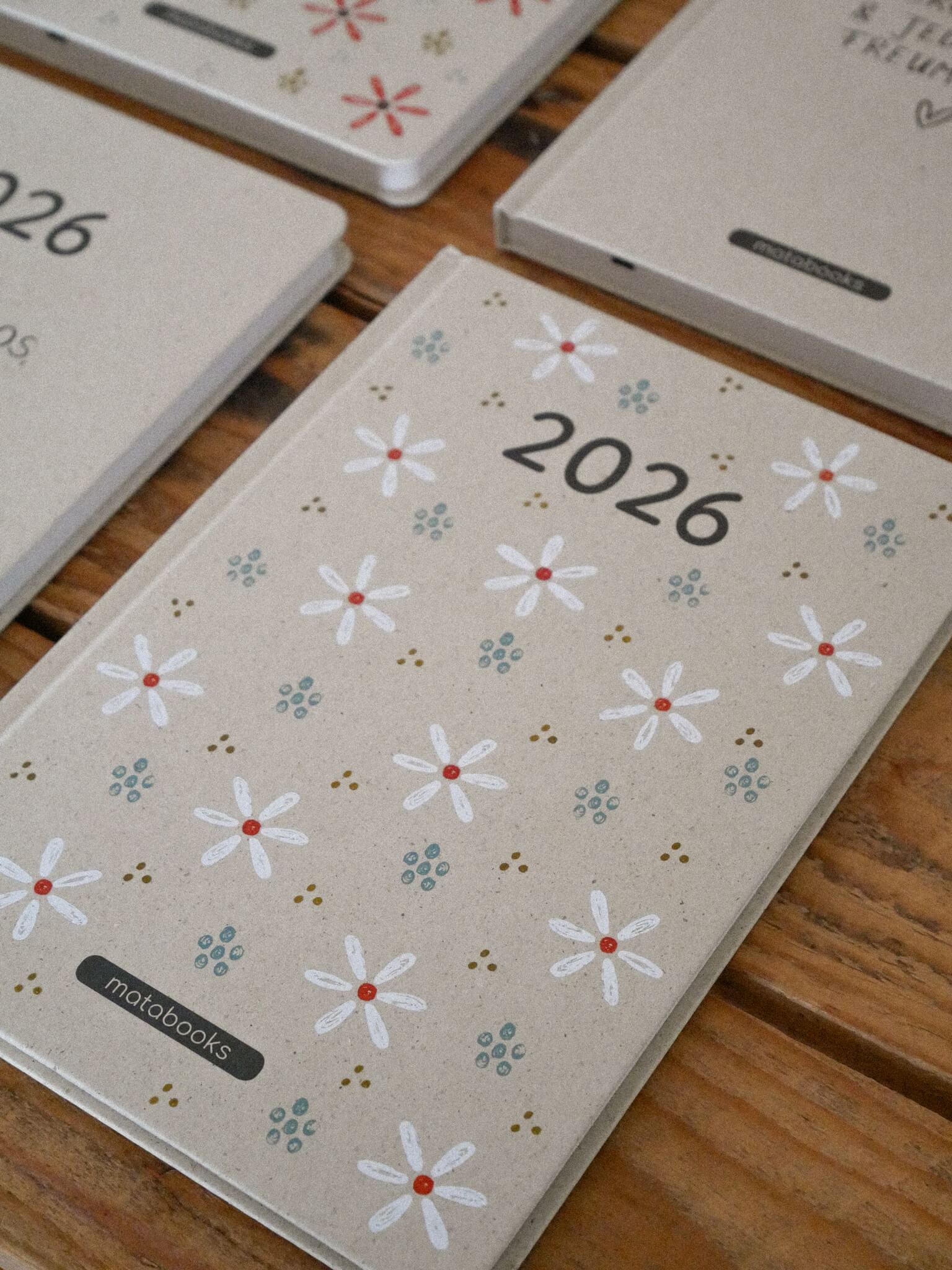 Individueller Jahresplaner aus Graspapier mit Blumenmuster