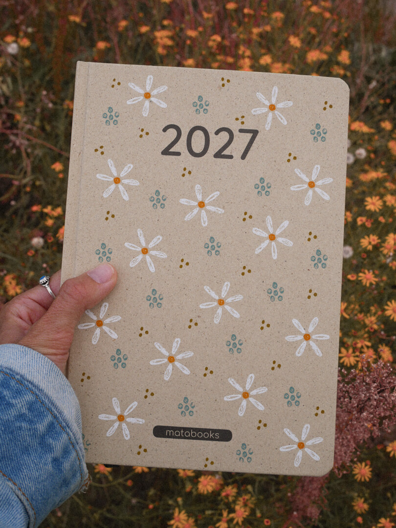 Matabooks Kalender 2027 aus Graspapier | A5 | mit Blumenmuster
