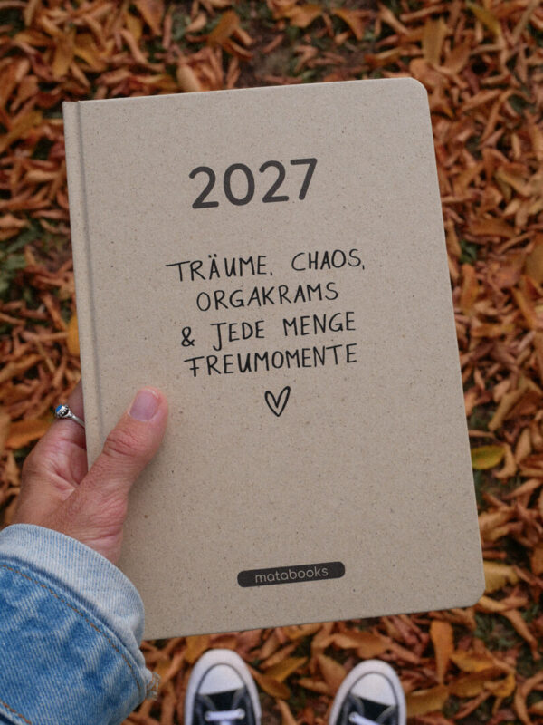 A5 Matabooks Kalender 2027 mit Text "Träume, Chaos, Orgakrams & jede Menge Freumomente" auf dem Cover