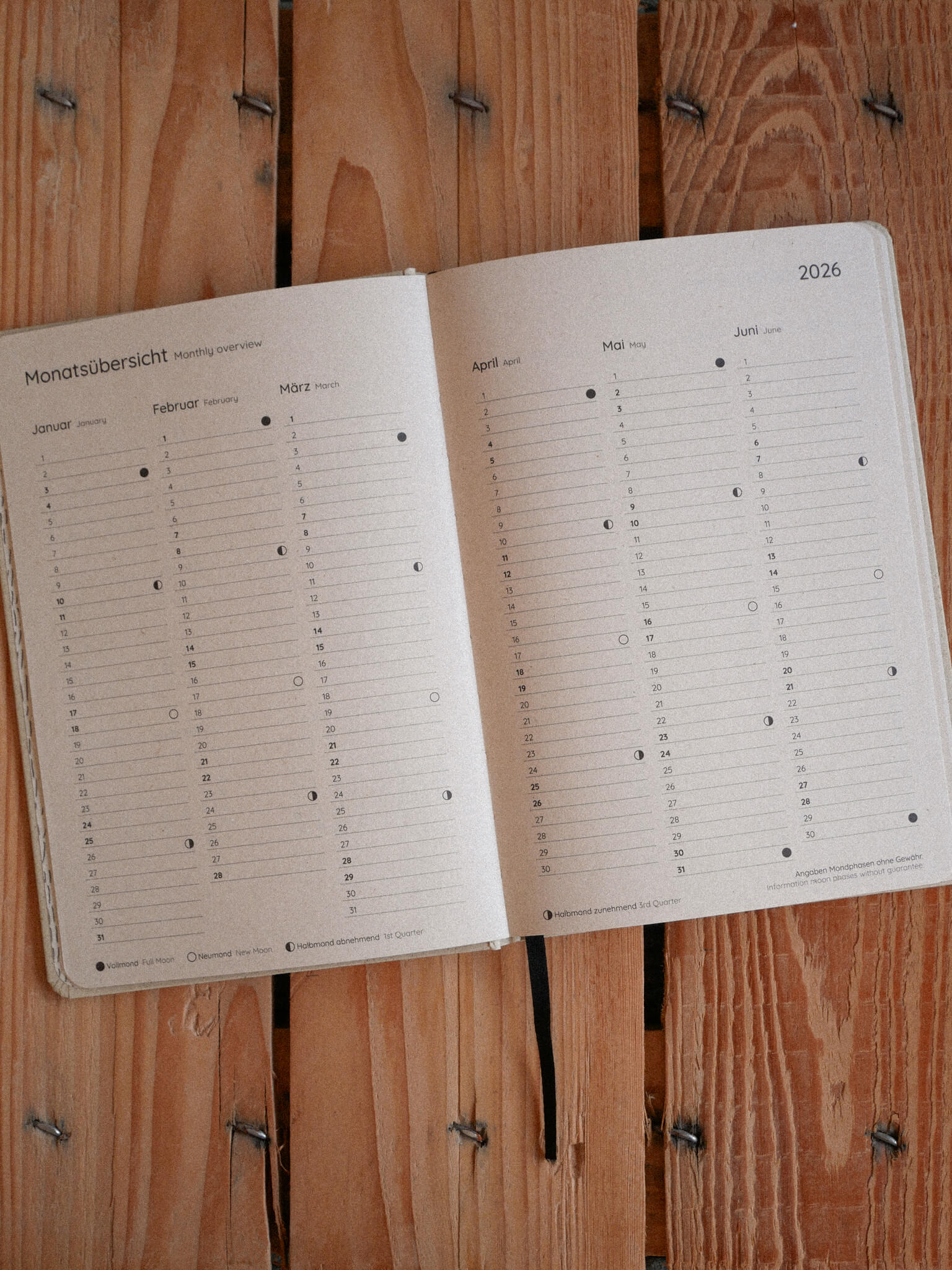 A5 Jahreskalender aus Graspapier mit Monatsübersicht