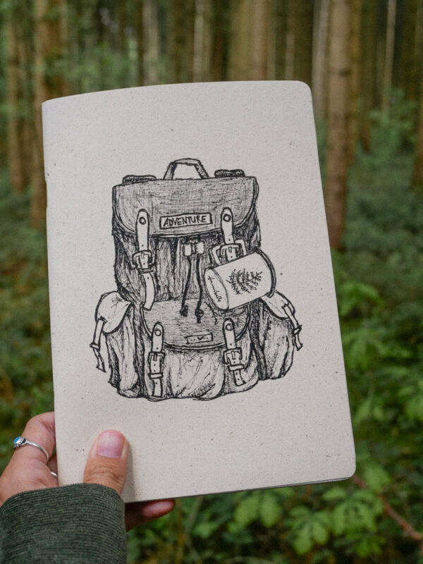 A5 Graspapier Notizheft mit gezeichnetem Wanderrucksack auf dem Cover