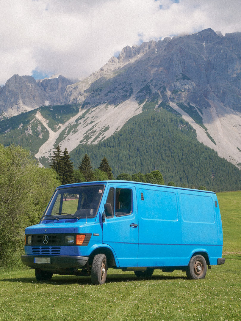 Blauer Mercedes Benz Oldtimer Camper vor dem Dachstein