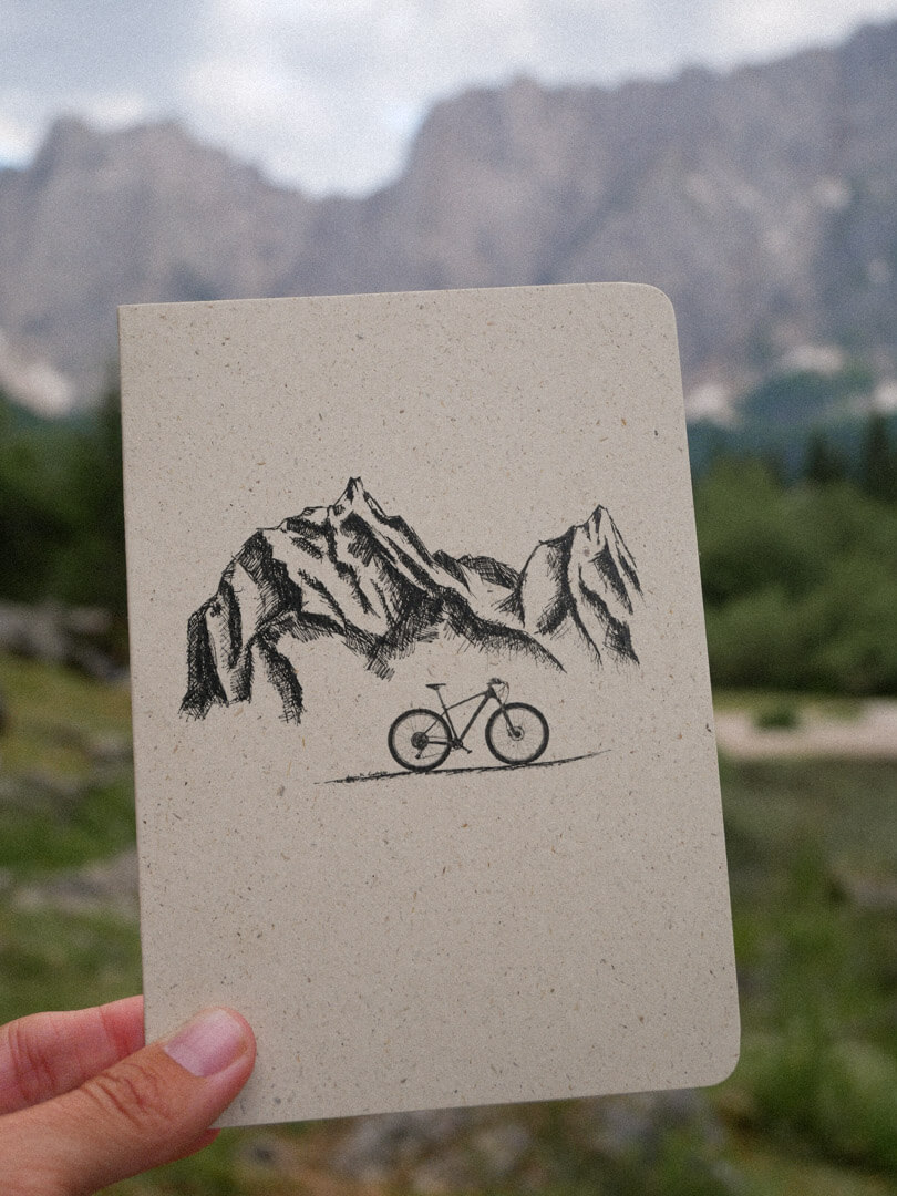 a6-graspapier-notizheft-berge-und-fahrrad