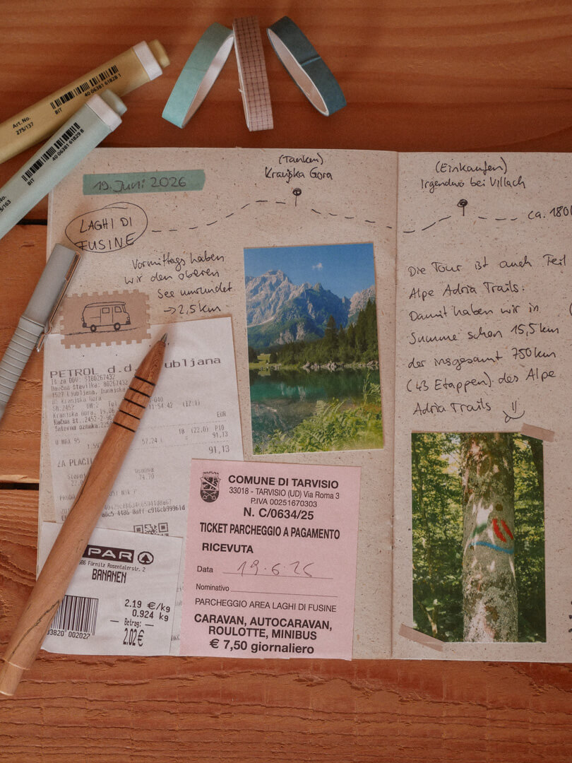 Blick ins selbstgebastelte Reisetagebuch: Belege als Hintergrund, Urlaubsfotos sortieren, Kugelschreiber